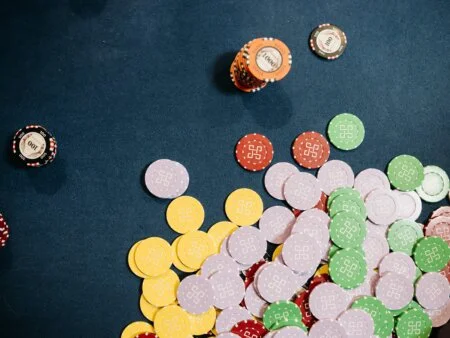 Bluffaaminen ruudun takana: Pokerin videopelien yleistyminen ja niiden vaikutus perinteisiin pokeristrategioihin.