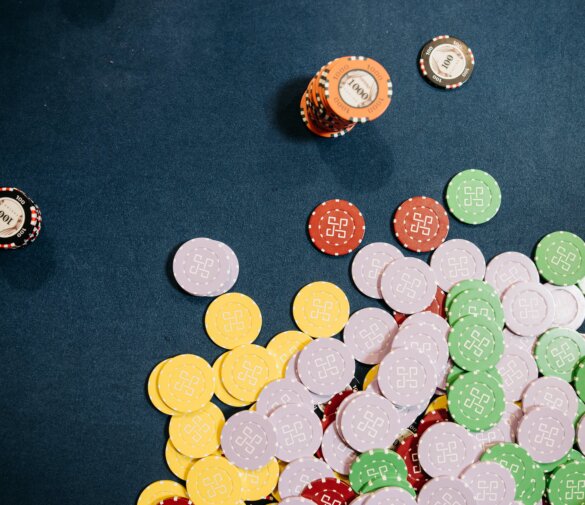 Bluffaaminen ruudun takana: Pokerin videopelien yleistyminen ja niiden vaikutus perinteisiin pokeristrategioihin.