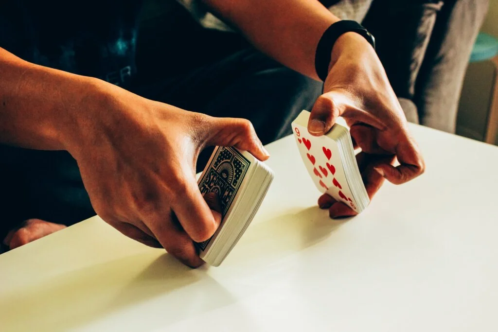 Mikä on värisuora pokerissa?