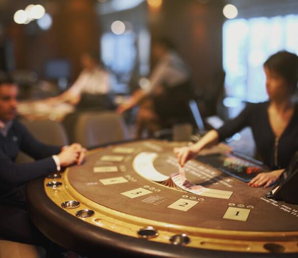 Soveltuvatko blackjackin strategiat pokeriin?